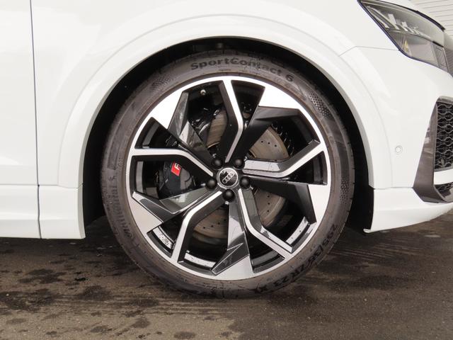 ＲＳ Ｑ８ ベースグレード　カーボン／グロスブラックスタイリングパッケージ　パノラマサンルーフ　ＲＳスポーツエキゾーストシステム　　　　プライバシーガラス　ブラックスタイリングパッケージ（10枚目）