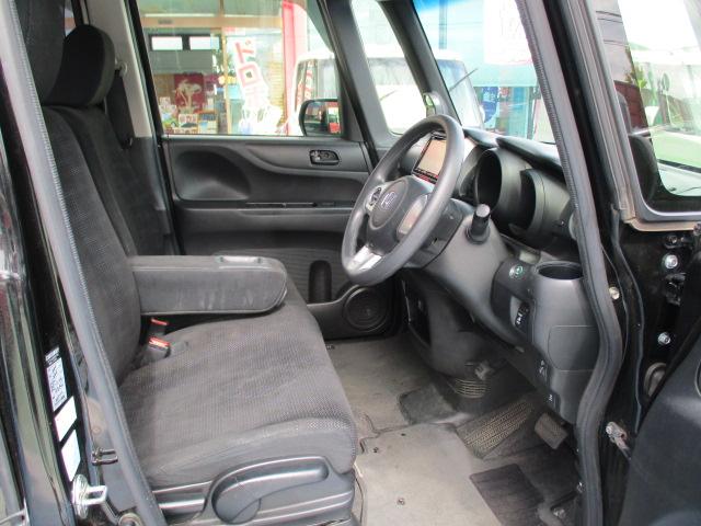 運転席も広々快適な１台です！