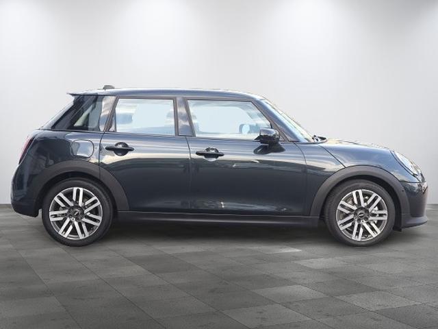 ＭＩＮＩ クーパーＳ　５ドア　ＤＣＴ　ＡＣＣ　トップビュー　ヘッドアップＤ　シート・ステアリングヒーター（5枚目）