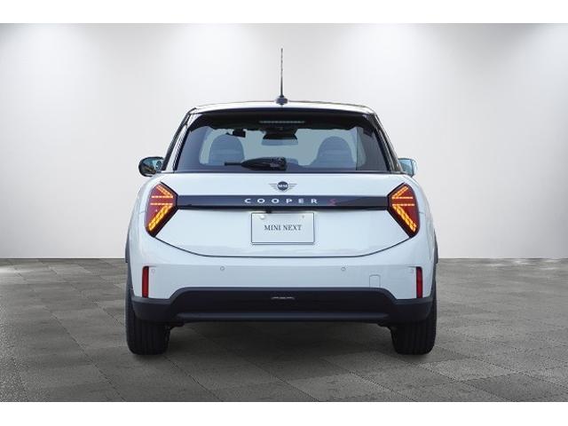 ＭＩＮＩ クーパーＳ　クラシック・トリム　５ドア　ＤＣＴ　ＡＣＣ　トップビュー　前後ＰＤＣ　ヘッドアップＤ　シート・ステアリングヒーター（3枚目）