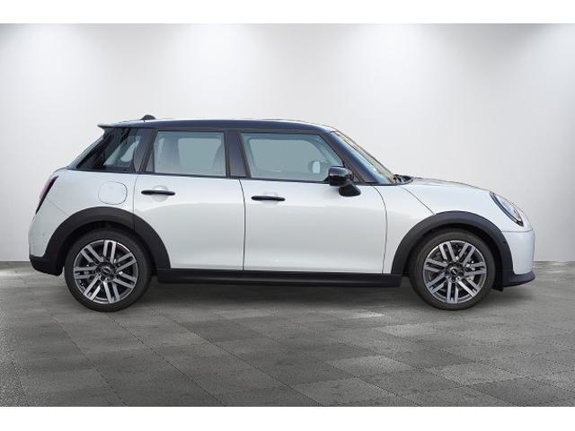 ＭＩＮＩ クーパーＳ　クラシック・トリム　５ドア　ＤＣＴ　ＡＣＣ　トップビュー　前後ＰＤＣ　ヘッドアップＤ　シート・ステアリングヒーター（5枚目）