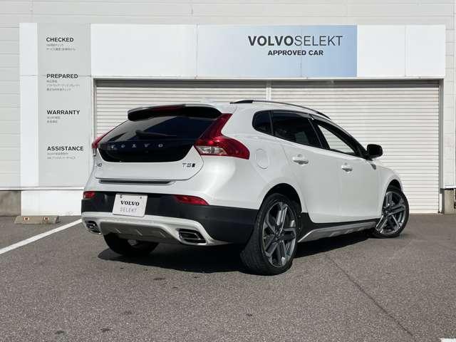 Ｖ４０ クロスカントリー　Ｔ５　ＡＷＤ　サマム　４ＷＤ　エクステリアスタイリングキット　純正ＨＤＤナビ・地デジＴＶ　バックカメラ　本革　ｈａｒｍａｎ／ｋａｒｄｏｎサウンドシステム　シートヒーター　パワーシート　ＥＴＣ　ＡＣＣ　レーンキープ　ＢＬＩＳ（2枚目）