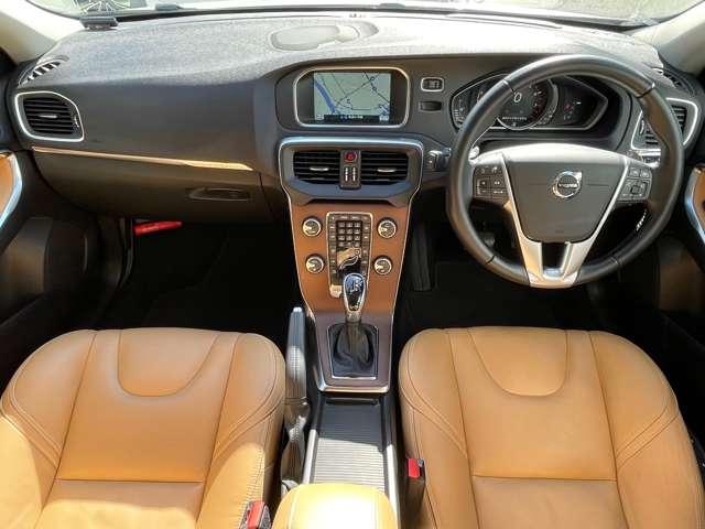 Ｖ４０ クロスカントリー　Ｔ５　ＡＷＤ　サマム　４ＷＤ　エクステリアスタイリングキット　純正ＨＤＤナビ・地デジＴＶ　バックカメラ　本革　ｈａｒｍａｎ／ｋａｒｄｏｎサウンドシステム　シートヒーター　パワーシート　ＥＴＣ　ＡＣＣ　レーンキープ　ＢＬＩＳ（3枚目）