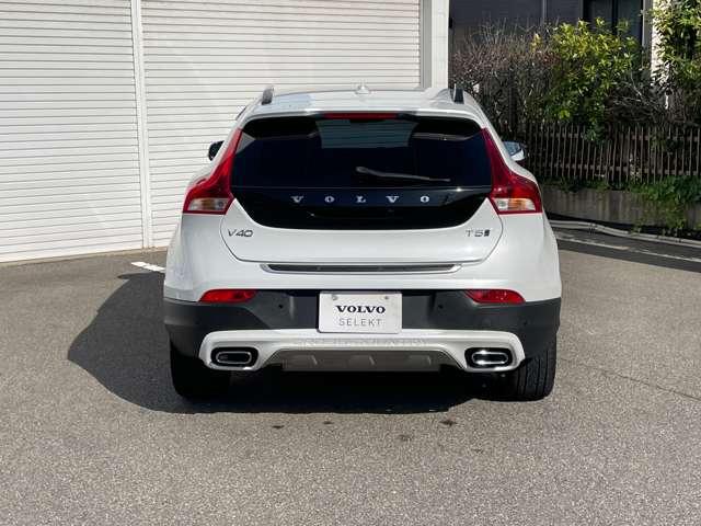 Ｖ４０ クロスカントリー　Ｔ５　ＡＷＤ　サマム　４ＷＤ　エクステリアスタイリングキット　純正ＨＤＤナビ・地デジＴＶ　バックカメラ　本革　ｈａｒｍａｎ／ｋａｒｄｏｎサウンドシステム　シートヒーター　パワーシート　ＥＴＣ　ＡＣＣ　レーンキープ　ＢＬＩＳ（7枚目）
