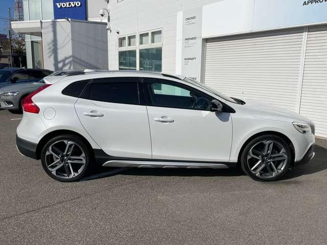 Ｖ４０ クロスカントリー　Ｔ５　ＡＷＤ　サマム　４ＷＤ　エクステリアスタイリングキット　純正ＨＤＤナビ・地デジＴＶ　バックカメラ　本革　ｈａｒｍａｎ／ｋａｒｄｏｎサウンドシステム　シートヒーター　パワーシート　ＥＴＣ　ＡＣＣ　レーンキープ　ＢＬＩＳ（8枚目）
