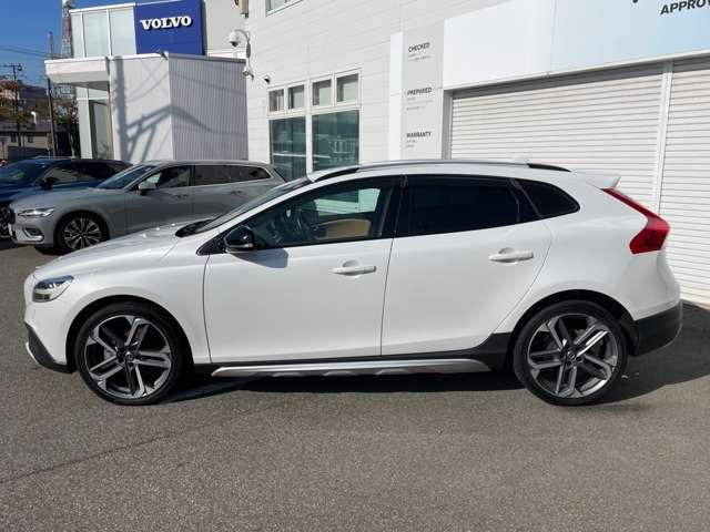 Ｖ４０ クロスカントリー　Ｔ５　ＡＷＤ　サマム　４ＷＤ　エクステリアスタイリングキット　純正ＨＤＤナビ・地デジＴＶ　バックカメラ　本革　ｈａｒｍａｎ／ｋａｒｄｏｎサウンドシステム　シートヒーター　パワーシート　ＥＴＣ　ＡＣＣ　レーンキープ　ＢＬＩＳ（9枚目）