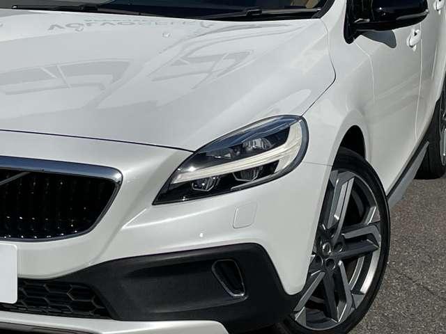 Ｖ４０ クロスカントリー　Ｔ５　ＡＷＤ　サマム　４ＷＤ　エクステリアスタイリングキット　純正ＨＤＤナビ・地デジＴＶ　バックカメラ　本革　ｈａｒｍａｎ／ｋａｒｄｏｎサウンドシステム　シートヒーター　パワーシート　ＥＴＣ　ＡＣＣ　レーンキープ　ＢＬＩＳ（10枚目）