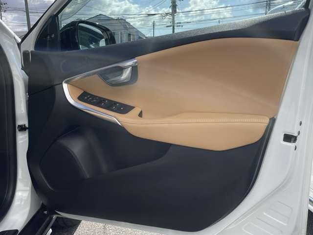 Ｖ４０ クロスカントリー　Ｔ５　ＡＷＤ　サマム　４ＷＤ　エクステリアスタイリングキット　純正ＨＤＤナビ・地デジＴＶ　バックカメラ　本革　ｈａｒｍａｎ／ｋａｒｄｏｎサウンドシステム　シートヒーター　パワーシート　ＥＴＣ　ＡＣＣ　レーンキープ　ＢＬＩＳ（14枚目）