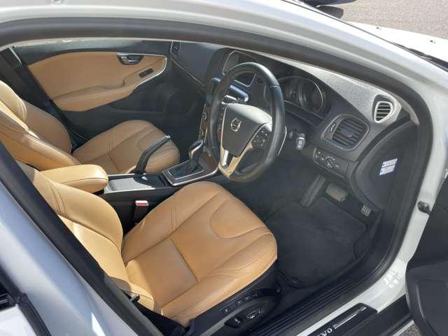 Ｖ４０ クロスカントリー　Ｔ５　ＡＷＤ　サマム　４ＷＤ　エクステリアスタイリングキット　純正ＨＤＤナビ・地デジＴＶ　バックカメラ　本革　ｈａｒｍａｎ／ｋａｒｄｏｎサウンドシステム　シートヒーター　パワーシート　ＥＴＣ　ＡＣＣ　レーンキープ　ＢＬＩＳ（15枚目）