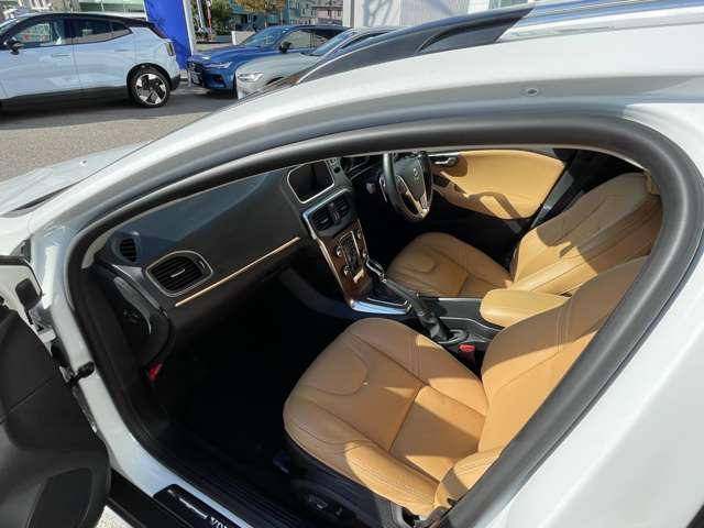 Ｖ４０ クロスカントリー　Ｔ５　ＡＷＤ　サマム　４ＷＤ　エクステリアスタイリングキット　純正ＨＤＤナビ・地デジＴＶ　バックカメラ　本革　ｈａｒｍａｎ／ｋａｒｄｏｎサウンドシステム　シートヒーター　パワーシート　ＥＴＣ　ＡＣＣ　レーンキープ　ＢＬＩＳ（21枚目）