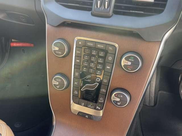 Ｖ４０ クロスカントリー　Ｔ５　ＡＷＤ　サマム　４ＷＤ　エクステリアスタイリングキット　純正ＨＤＤナビ・地デジＴＶ　バックカメラ　本革　ｈａｒｍａｎ／ｋａｒｄｏｎサウンドシステム　シートヒーター　パワーシート　ＥＴＣ　ＡＣＣ　レーンキープ　ＢＬＩＳ（27枚目）
