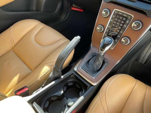 Ｖ４０ クロスカントリー　Ｔ５　ＡＷＤ　サマム　４ＷＤ　エクステリアスタイリングキット　純正ＨＤＤナビ・地デジＴＶ　バックカメラ　本革　ｈａｒｍａｎ／ｋａｒｄｏｎサウンドシステム　シートヒーター　パワーシート　ＥＴＣ　ＡＣＣ　レーンキープ　ＢＬＩＳ（28枚目）