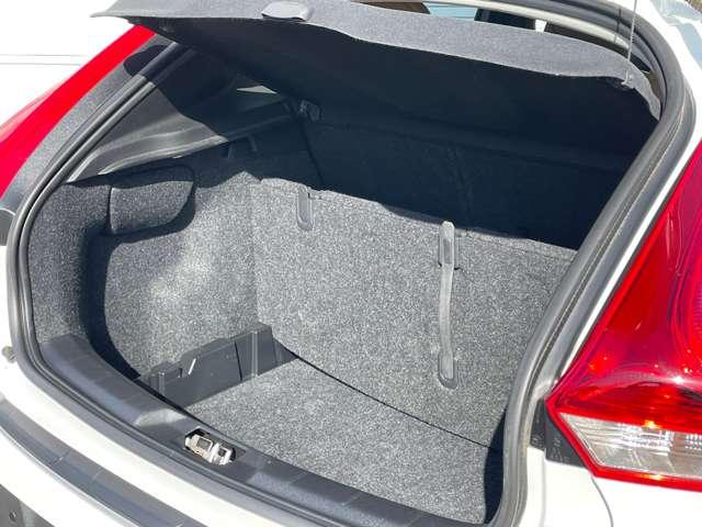 Ｖ４０ クロスカントリー　Ｔ５　ＡＷＤ　サマム　４ＷＤ　エクステリアスタイリングキット　純正ＨＤＤナビ・地デジＴＶ　バックカメラ　本革　ｈａｒｍａｎ／ｋａｒｄｏｎサウンドシステム　シートヒーター　パワーシート　ＥＴＣ　ＡＣＣ　レーンキープ　ＢＬＩＳ（32枚目）
