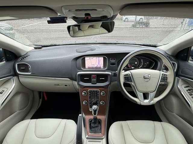 Ｖ４０ Ｔ３　クラシックエディション　最終モデル特別仕様車　ガラスルーフ・ｈａｒｍａｎ／ｋａｒｄｏｎサウンド・ウッドパネル・純正ＨＤＤナビ・フルセグＴＶ・バックカメラ・ＥＴＣ・ＡＣＣ・レーンキープ・ＢＬＩＳ・インテリセーフ・本革（3枚目）