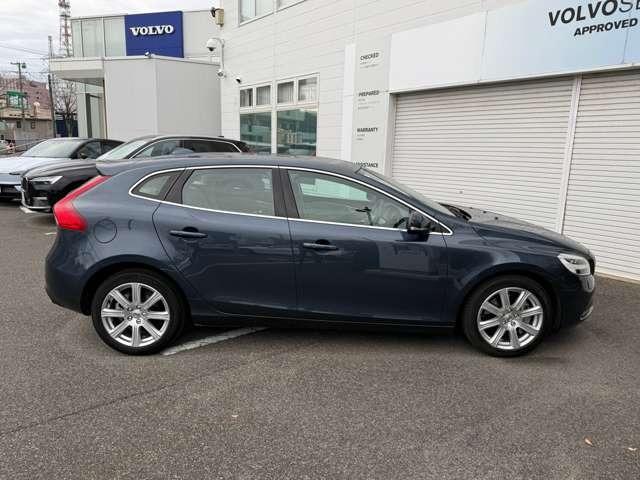 Ｖ４０ Ｔ３　クラシックエディション　最終モデル特別仕様車　ガラスルーフ・ｈａｒｍａｎ／ｋａｒｄｏｎサウンド・ウッドパネル・純正ＨＤＤナビ・フルセグＴＶ・バックカメラ・ＥＴＣ・ＡＣＣ・レーンキープ・ＢＬＩＳ・インテリセーフ・本革（9枚目）