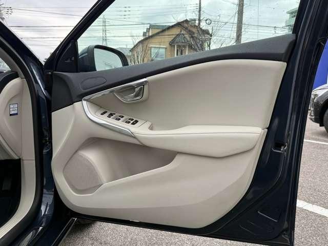 Ｖ４０ Ｔ３　クラシックエディション　最終モデル特別仕様車　ガラスルーフ・ｈａｒｍａｎ／ｋａｒｄｏｎサウンド・ウッドパネル・純正ＨＤＤナビ・フルセグＴＶ・バックカメラ・ＥＴＣ・ＡＣＣ・レーンキープ・ＢＬＩＳ・インテリセーフ・本革（17枚目）