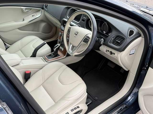 Ｖ４０ Ｔ３　クラシックエディション　最終モデル特別仕様車　ガラスルーフ・ｈａｒｍａｎ／ｋａｒｄｏｎサウンド・ウッドパネル・純正ＨＤＤナビ・フルセグＴＶ・バックカメラ・ＥＴＣ・ＡＣＣ・レーンキープ・ＢＬＩＳ・インテリセーフ・本革（18枚目）