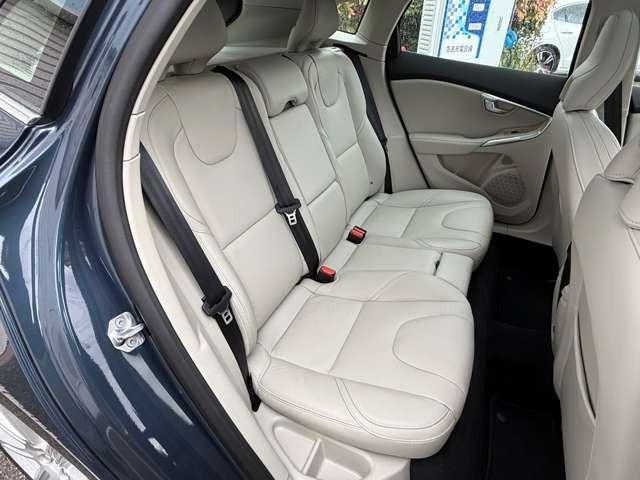 Ｖ４０ Ｔ３　クラシックエディション　最終モデル特別仕様車　ガラスルーフ・ｈａｒｍａｎ／ｋａｒｄｏｎサウンド・ウッドパネル・純正ＨＤＤナビ・フルセグＴＶ・バックカメラ・ＥＴＣ・ＡＣＣ・レーンキープ・ＢＬＩＳ・インテリセーフ・本革（19枚目）