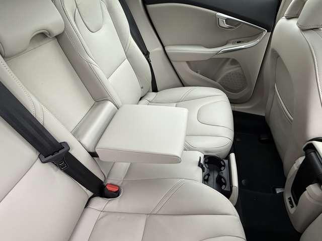 Ｖ４０ Ｔ３　クラシックエディション　最終モデル特別仕様車　ガラスルーフ・ｈａｒｍａｎ／ｋａｒｄｏｎサウンド・ウッドパネル・純正ＨＤＤナビ・フルセグＴＶ・バックカメラ・ＥＴＣ・ＡＣＣ・レーンキープ・ＢＬＩＳ・インテリセーフ・本革（20枚目）