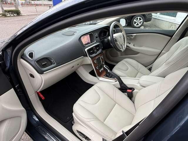 Ｖ４０ Ｔ３　クラシックエディション　最終モデル特別仕様車　ガラスルーフ・ｈａｒｍａｎ／ｋａｒｄｏｎサウンド・ウッドパネル・純正ＨＤＤナビ・フルセグＴＶ・バックカメラ・ＥＴＣ・ＡＣＣ・レーンキープ・ＢＬＩＳ・インテリセーフ・本革（24枚目）