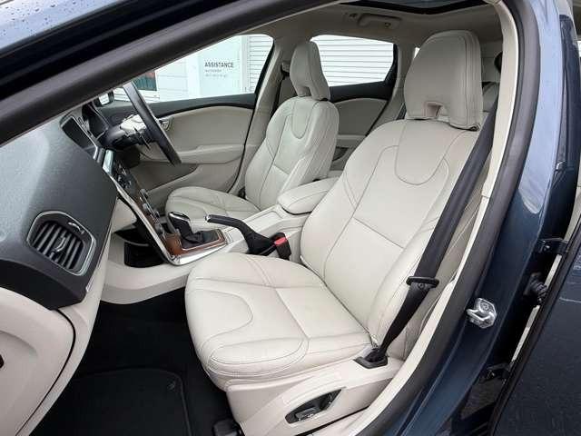 Ｖ４０ Ｔ３　クラシックエディション　最終モデル特別仕様車　ガラスルーフ・ｈａｒｍａｎ／ｋａｒｄｏｎサウンド・ウッドパネル・純正ＨＤＤナビ・フルセグＴＶ・バックカメラ・ＥＴＣ・ＡＣＣ・レーンキープ・ＢＬＩＳ・インテリセーフ・本革（25枚目）