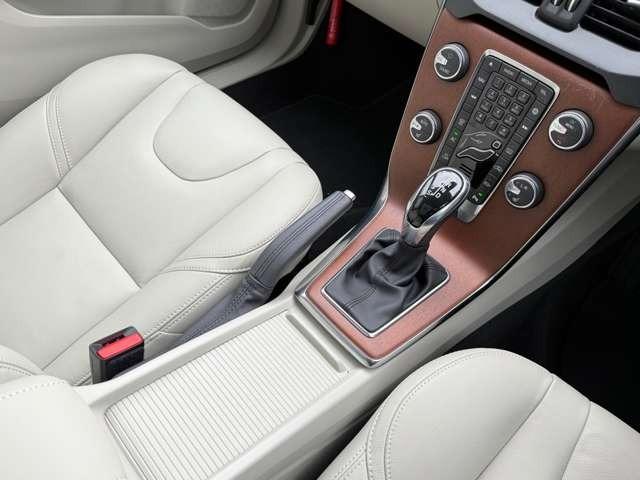 Ｖ４０ Ｔ３　クラシックエディション　最終モデル特別仕様車　ガラスルーフ・ｈａｒｍａｎ／ｋａｒｄｏｎサウンド・ウッドパネル・純正ＨＤＤナビ・フルセグＴＶ・バックカメラ・ＥＴＣ・ＡＣＣ・レーンキープ・ＢＬＩＳ・インテリセーフ・本革（33枚目）