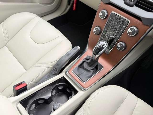 Ｖ４０ Ｔ３　クラシックエディション　最終モデル特別仕様車　ガラスルーフ・ｈａｒｍａｎ／ｋａｒｄｏｎサウンド・ウッドパネル・純正ＨＤＤナビ・フルセグＴＶ・バックカメラ・ＥＴＣ・ＡＣＣ・レーンキープ・ＢＬＩＳ・インテリセーフ・本革（34枚目）