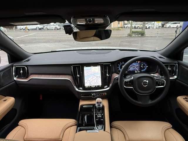 内装は明るく落ち着きのあるアンバーカラーのレザーシート。リニアライムウッドパネルやテイラードダッシュボードは北欧のインテリアを感じさせます。