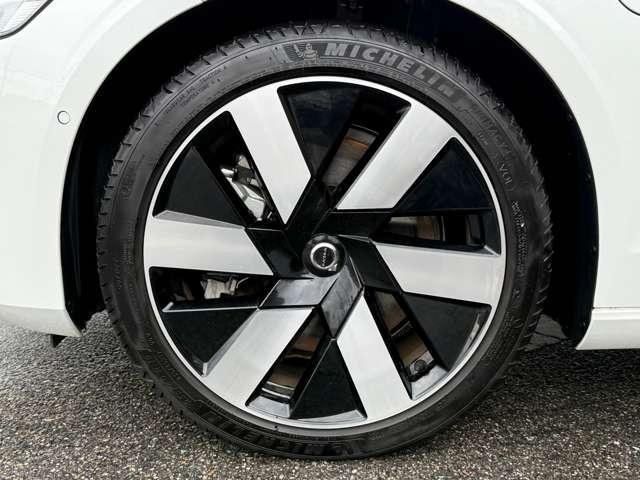 ６スポーク　８．０Ｊ×１９インチ　ダイヤモンドカット／ブラック　空力特性に優れたプラグインハイブリッド専用デザイン　２３５／４０Ｒ１９サイズのミシュランを装着