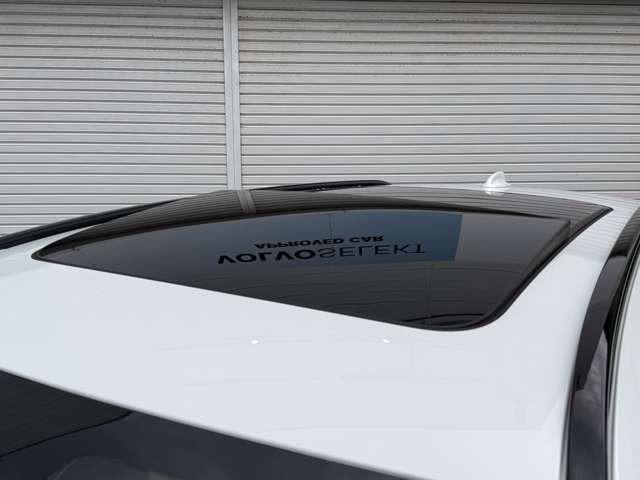 パノラマ・ガラスサンルーフは大きく解放的な印象を与えてくれます！もちろん開閉可能！