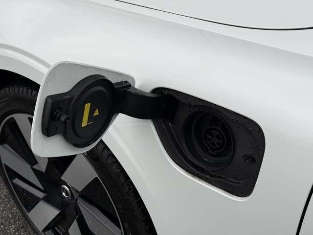 搭載される容量１８．８ｋＷｈの駆動用リチウムイオンバッテリーは、２００Ｖ　１６Ａ（３．２ｋｗ）の普通充電で空の状態から４．５〜５時間で満充電となります。