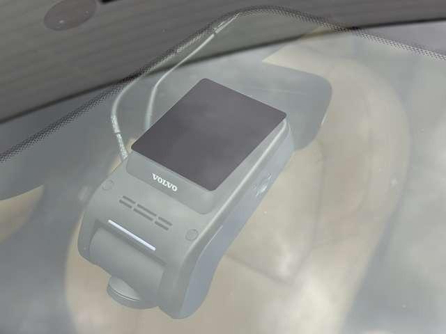 ボルボ純正のドライブレコーダーは前後で装備されております。アプリと接続で録画映像もすぐに確認できますので安心です。