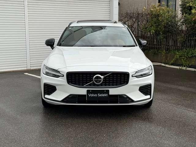 リチャージ専用デザインのフロントグリルはグロッシーブラックの仕上げ。エンブレムには、　衝突回避・被害軽減ブレーキシステムのレーダーが搭載されています。