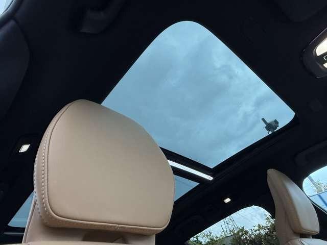 パノラマ・ガラスサンルーフ装備！アンバーレザーとも相まって室内を明るくしてくれます。後ろの席からでも空を眺めることができますので退屈しません。