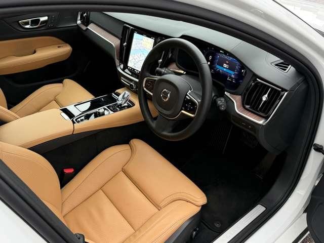 シートヒーターとベンチレーション機能（シートクーラー）が装備。座面にはエクステンション調節機構も付いており、まるでソファに座っているような快適空間をお届けいたします。