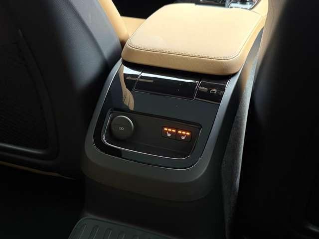 リアシートにもシートヒーターが装備されています。すべての席で快適にお過ごしいただけます。