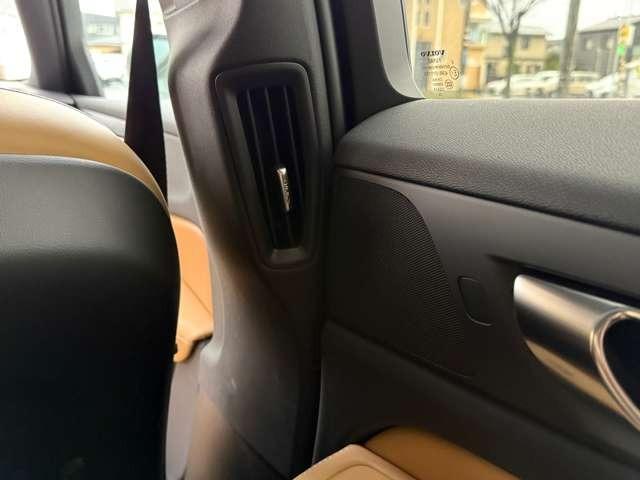 Ｂピラーにも吹き出し口がついてます。後席でも効率よく、快適な空調設備が整っています。乗員全てに優しい設計です。