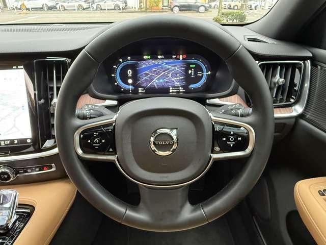 ステアリングホイールにはヒーター機能も付いており寒い日でも運転に集中していただけます。また左右のスイッチではアダプティブクルーズコントロールやナビゲーションコントロール、音声認識がお使いいただけます。