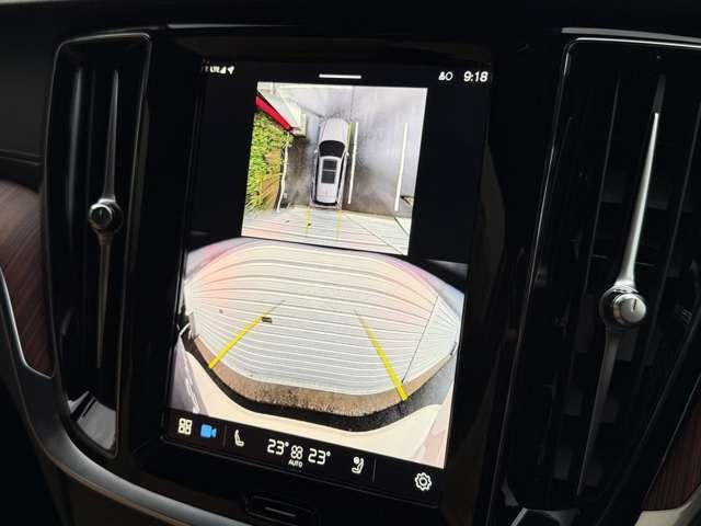 ３６０°カメラは縦型画面でとても見やすく、全方位にセンサーも付いているので狭い道でも安心です。クロストラフィックアラートで後方の障害物もお知らせしてくれます。