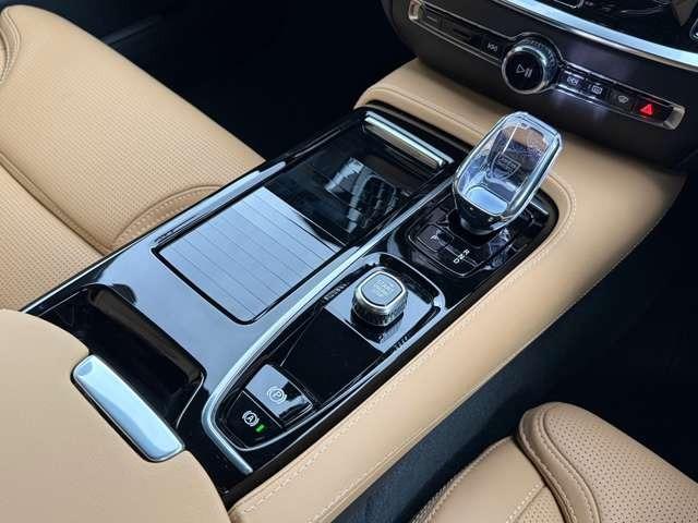 スウェーデンのオレフォス社製のクリスタルシフトノブは暗くなるとライトアップされます。他にもアンビエントライトなども装備され、昼間とは違ったラグジュアリーな空間がひりがります。