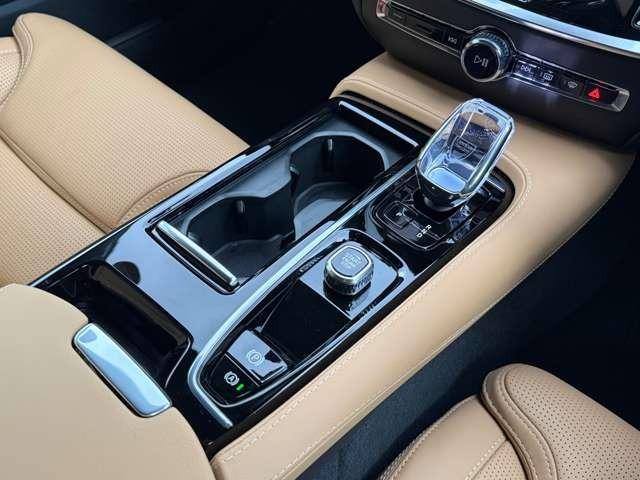 使い勝手の良いドリンクホルダーと小物入れ。スペースも十分で収納には困りません。