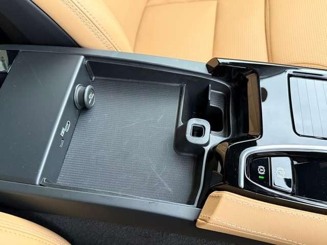 センサーコンソールの収納スペースはお世辞にも広いとは言えませんが、車両中央部であるこの下には安全を考慮してＰＨＥＶ用バッテリーを配置しています。重量物を中心に配置することで安定した走りを実現しています