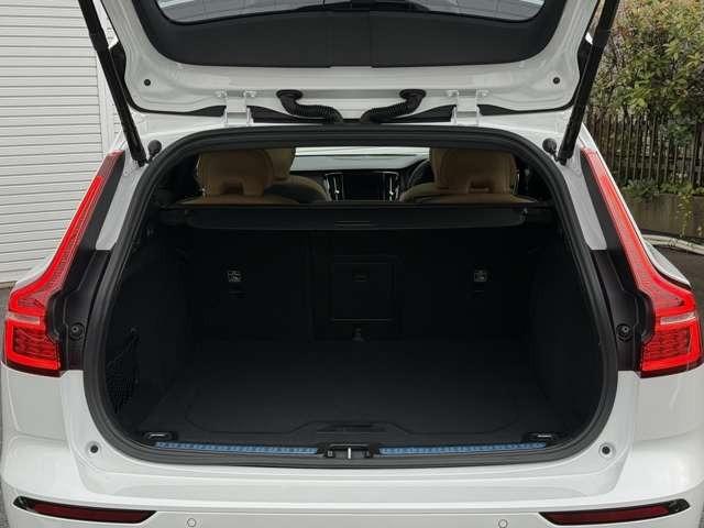 ゴルフバックも横に積めるほどの大容量ラゲッジスペース　５２９Ｌ容量のラゲッジは同セグメント車両の中でもトップクラスの広さを誇り、サスペンション部分の張り出しもなくスクエア形状で使いやすいのが特徴です。