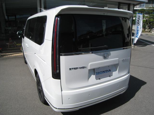 ステップワゴン スパーダ　４ＷＤ　純正９インチナビ　フロアマット　ホンダセンシング　バックカメラ　両側パワースライド　パワーゲート　ＬＥＤオート　クルコン　シートヒーター　オットマン　全列ＵＳＢ　パドルシフト　７人　デモカー（6枚目）