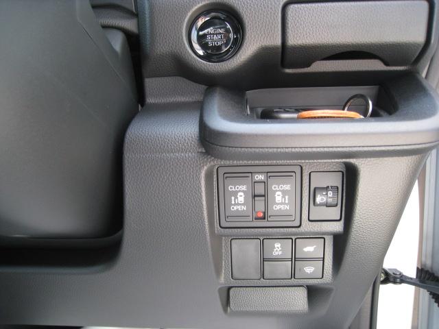 ステップワゴン スパーダ　４ＷＤ　純正９インチナビ　フロアマット　ホンダセンシング　バックカメラ　両側パワースライド　パワーゲート　ＬＥＤオート　クルコン　シートヒーター　オットマン　全列ＵＳＢ　パドルシフト　７人　デモカー（13枚目）