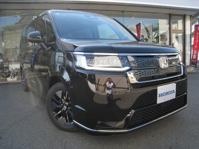 ステップワゴン ｅ：ＨＥＶスパーダ　１１．４インチ純正ナビ　バックカメラ　ホンダコネクト　ホンダセンシング　バックカメラ　オットマン　ハーフレザー　シートヒーター　ＬＥＤオートライト　パーキングセンサー　７人乗　フロアマット　デモカー（2枚目）