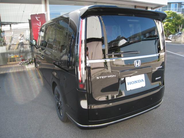 ステップワゴン ｅ：ＨＥＶスパーダ　１１．４インチ純正ナビ　バックカメラ　ホンダコネクト　ホンダセンシング　バックカメラ　オットマン　ハーフレザー　シートヒーター　ＬＥＤオートライト　パーキングセンサー　７人乗　フロアマット　デモカー（4枚目）