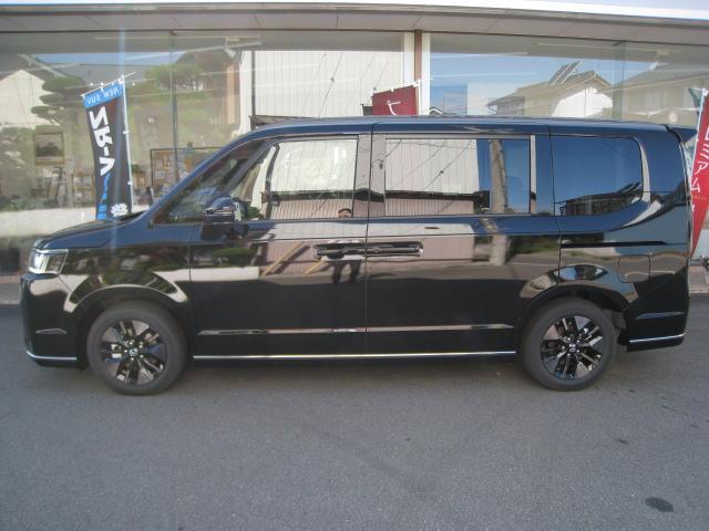 ステップワゴン ｅ：ＨＥＶスパーダ　１１．４インチ純正ナビ　バックカメラ　ホンダコネクト　ホンダセンシング　バックカメラ　オットマン　ハーフレザー　シートヒーター　ＬＥＤオートライト　パーキングセンサー　７人乗　フロアマット　デモカー（5枚目）