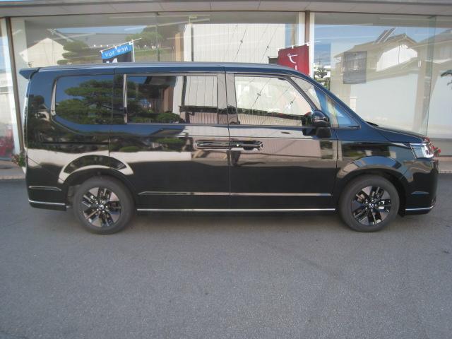 ステップワゴン ｅ：ＨＥＶスパーダ　１１．４インチ純正ナビ　バックカメラ　ホンダコネクト　ホンダセンシング　バックカメラ　オットマン　ハーフレザー　シートヒーター　ＬＥＤオートライト　パーキングセンサー　７人乗　フロアマット　デモカー（6枚目）