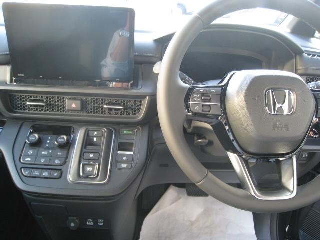 ステップワゴン ｅ：ＨＥＶスパーダ　１１．４インチ純正ナビ　バックカメラ　ホンダコネクト　ホンダセンシング　バックカメラ　オットマン　ハーフレザー　シートヒーター　ＬＥＤオートライト　パーキングセンサー　７人乗　フロアマット　デモカー（8枚目）